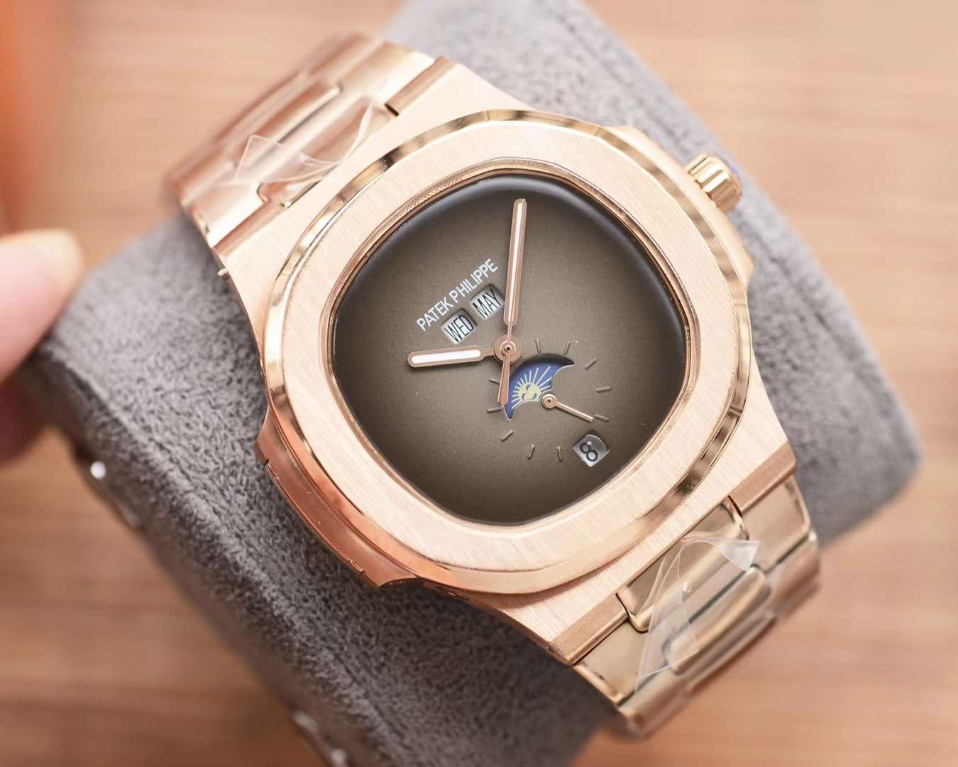 Patek Philippe Nautilus Automatic Men’s Watch – Moonphase, Month Display, Stainless Steel Bracelet Rose gold strap gray dial