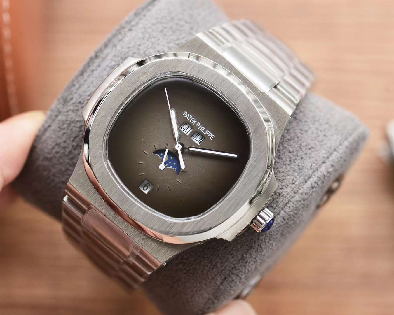 Patek Philippe Nautilus Automatic Men’s Watch – Moonphase, Month Display, Stainless Steel Bracelet dia gray