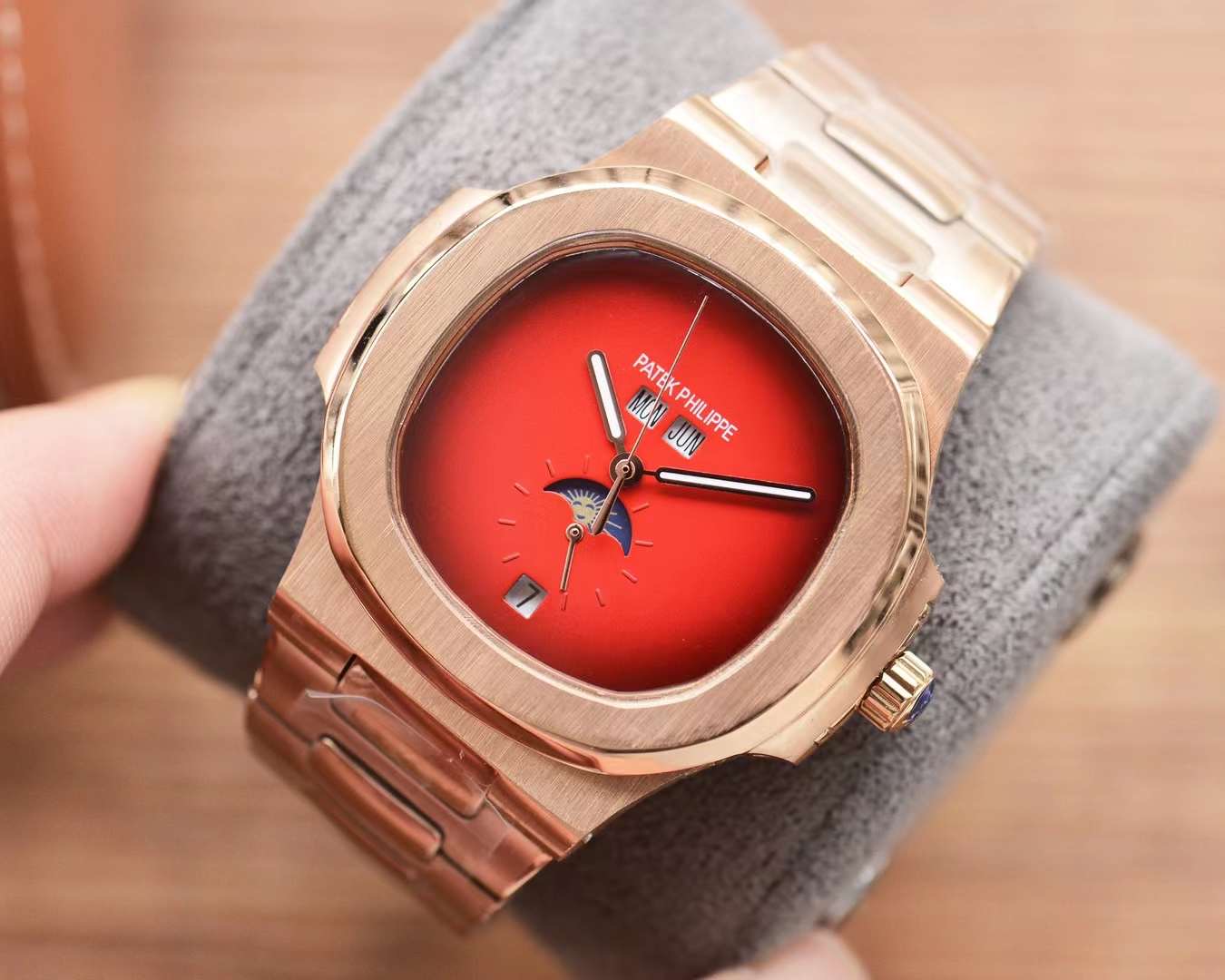 Patek Philippe Nautilus Automatic Men’s Watch – Moonphase, Month Display, Stainless Steel Bracelet Rose gold strap  red dial