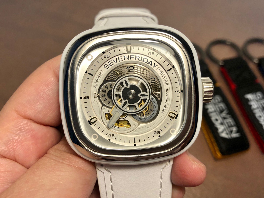 Seven Friday P1B-02 Montre analogique automatique pour homme avec bracelet en cuir blanc 48 mm