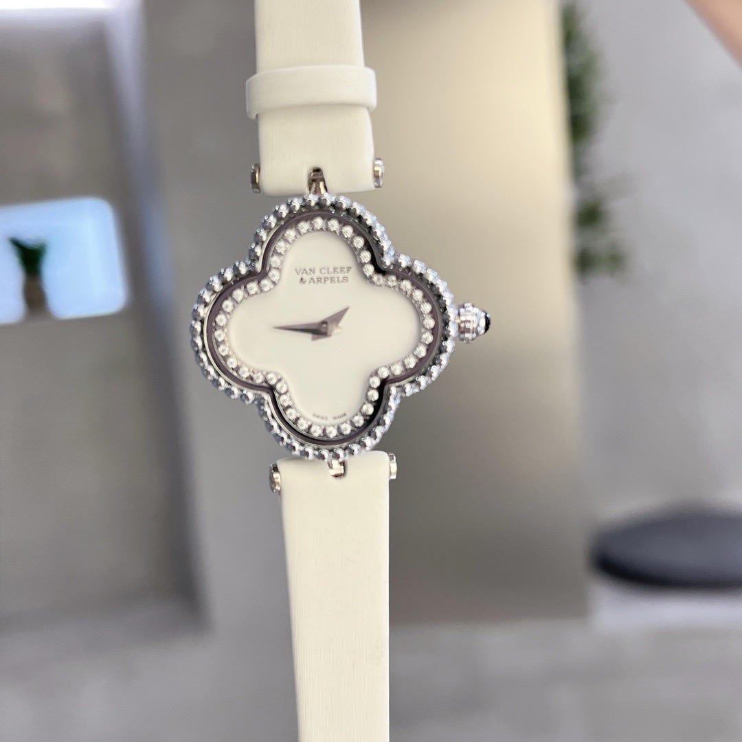 Van Cleef & Arpels Alhambra VCARD21600 Quartz White gold