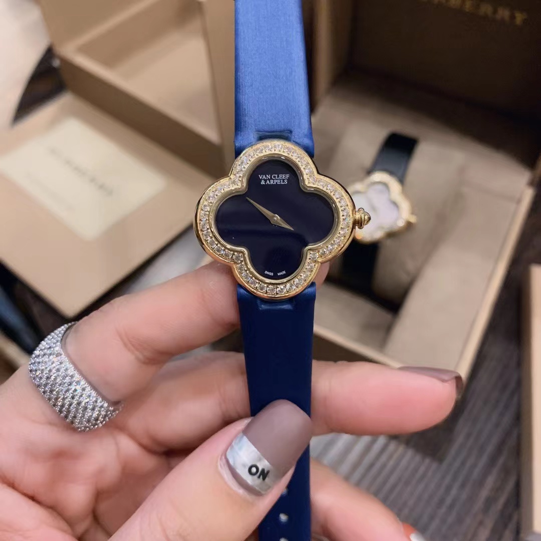 Van Cleef & Arpels Alhambra Quartz Yellow Gold / Diamond dial blue