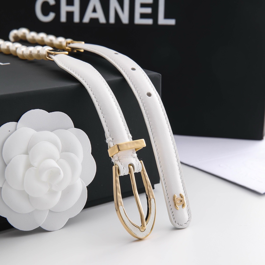 Calfskin. Glazed pearls and golden metal 10