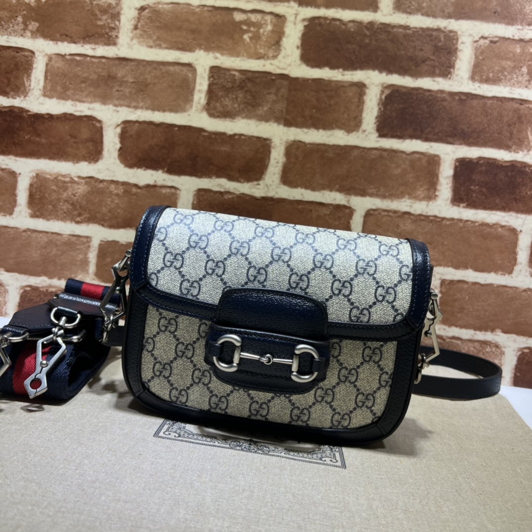 Gucci  01699
