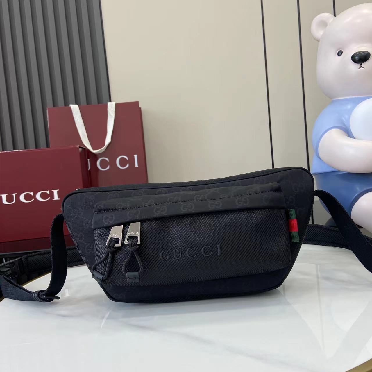 GUCCI  020811