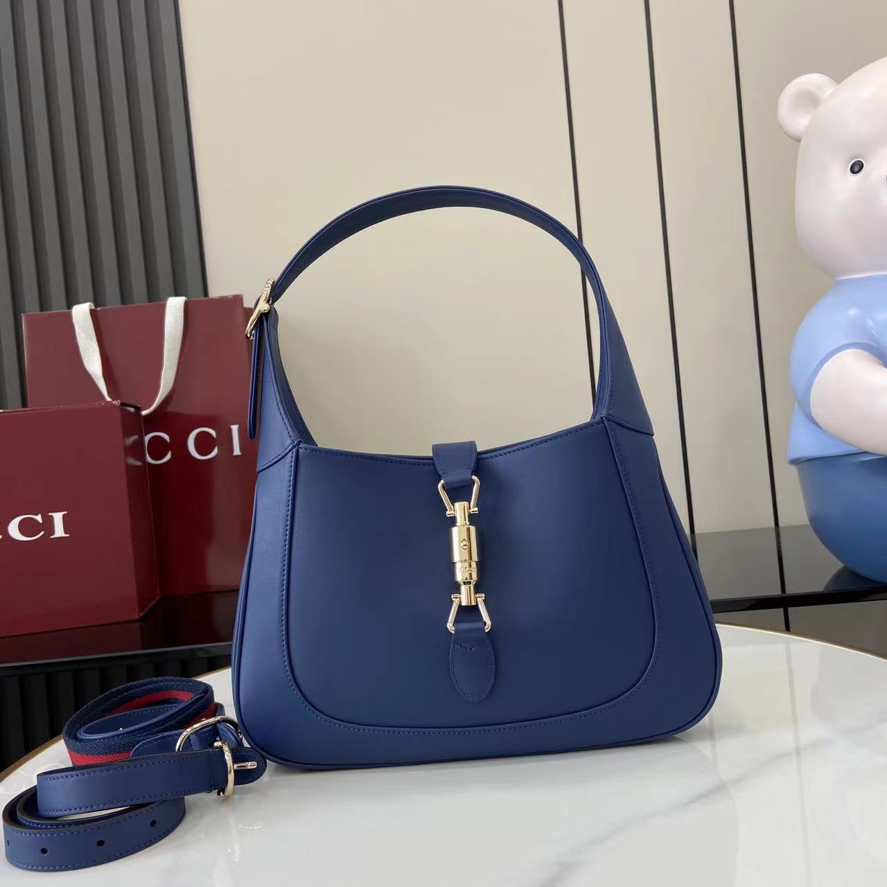 GUCCI  021811