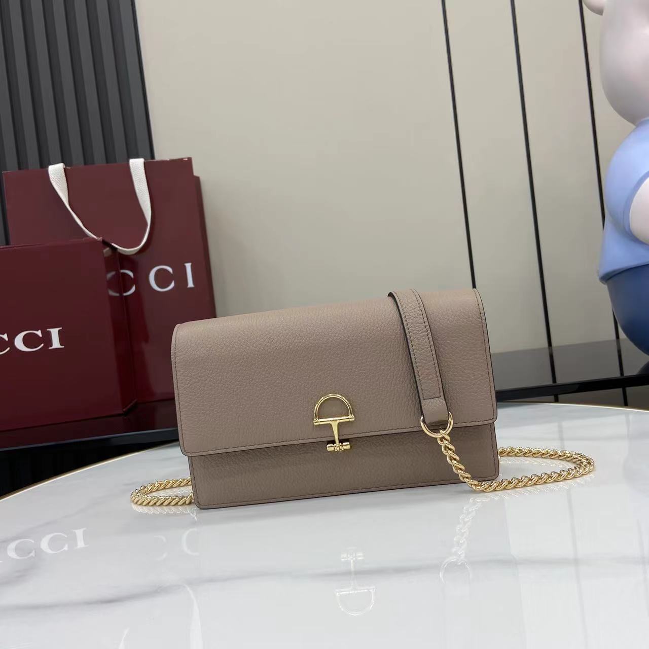 GUCCI  022411