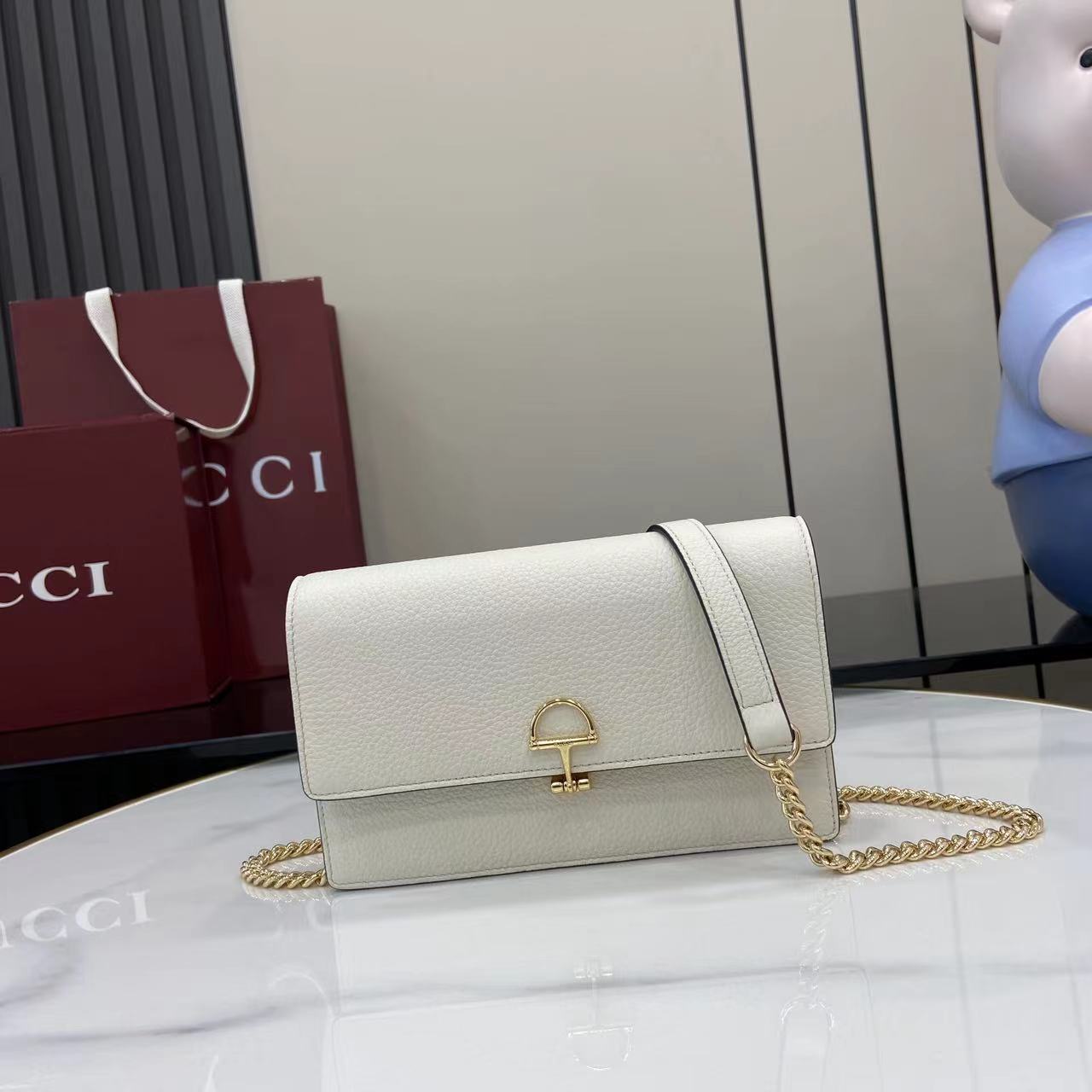 GUCCI  022511