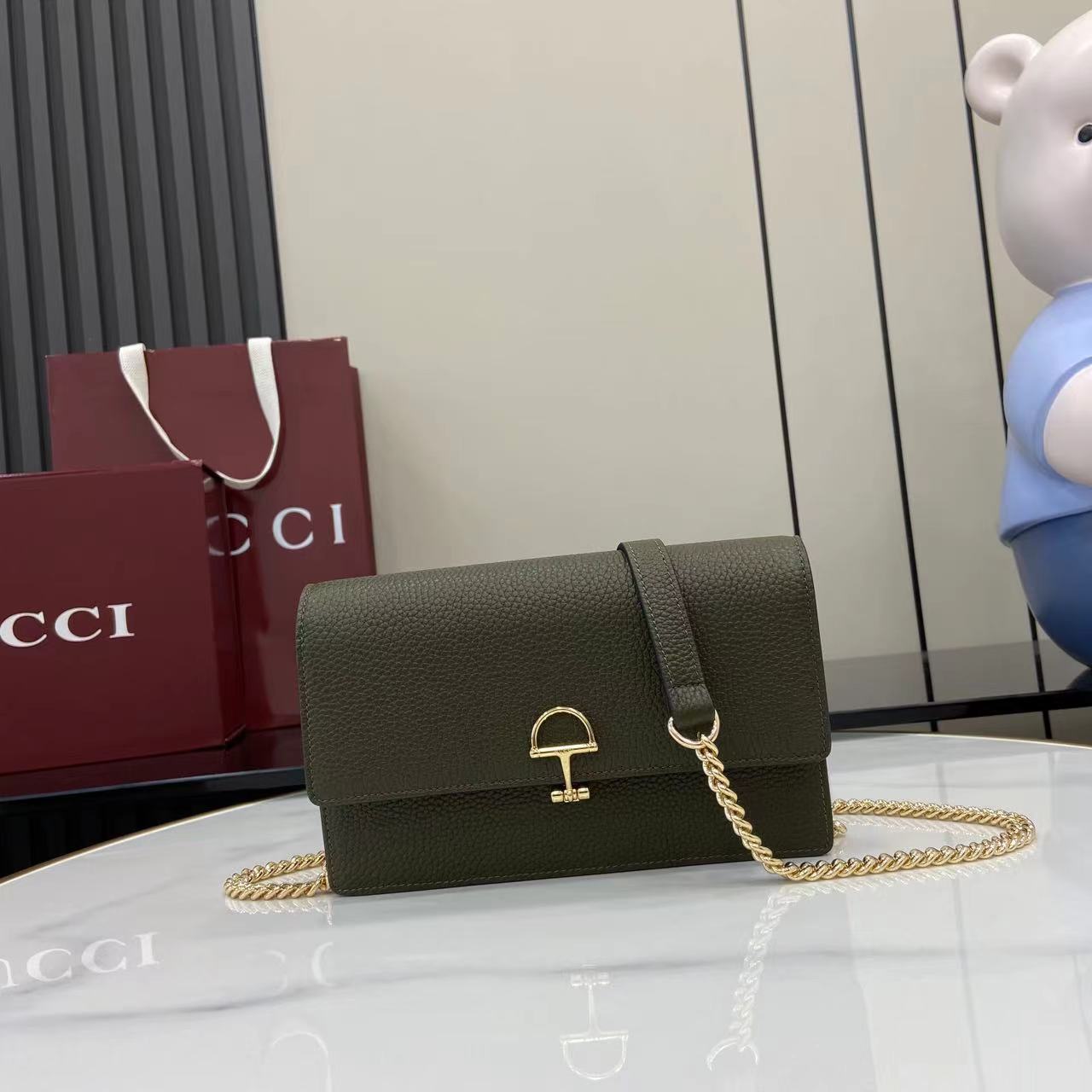 GUCCI  022611