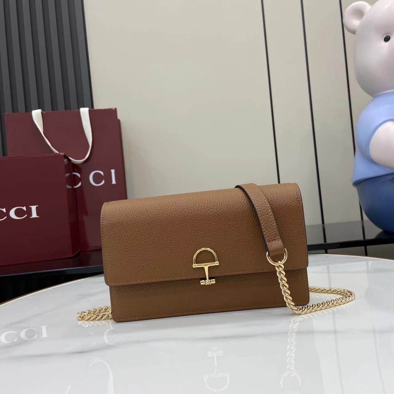 GUCCI  022711
