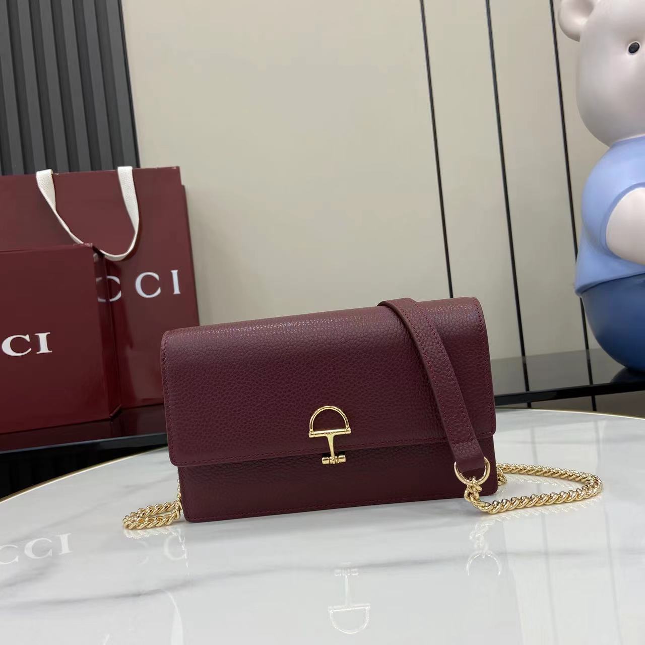 GUCCI  022811