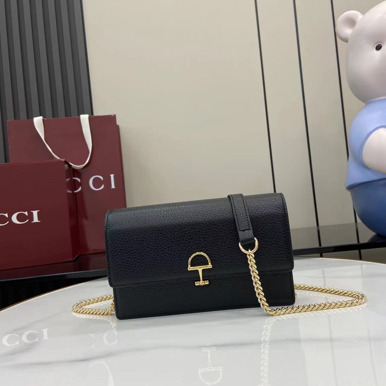 GUCCI  022910