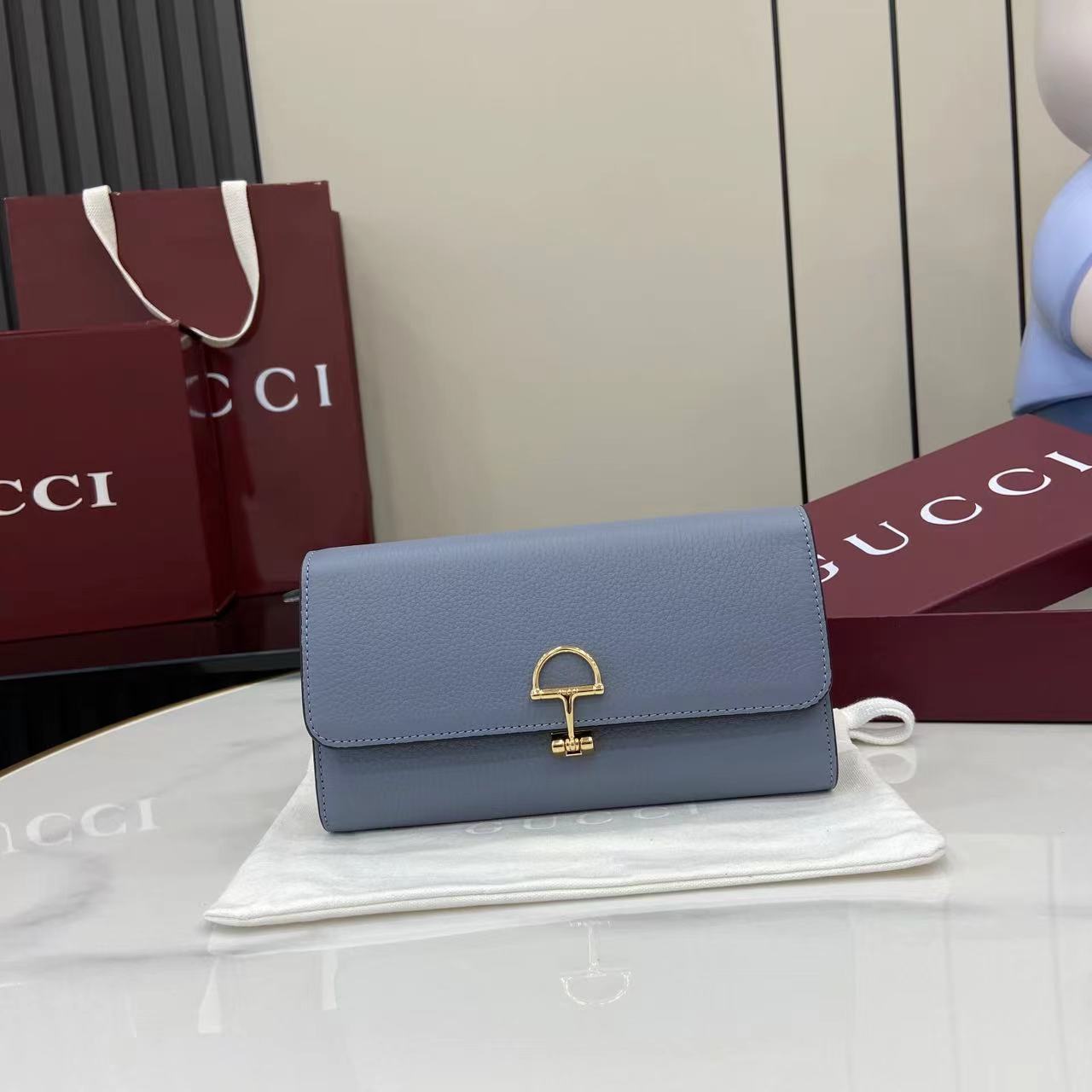 GUCCI  023011