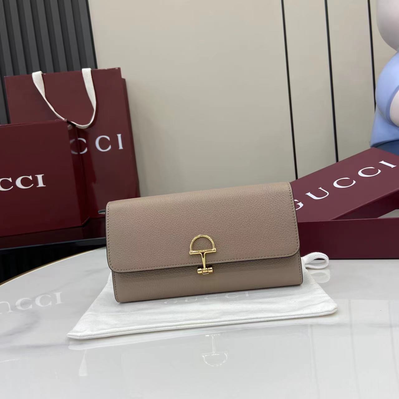 GUCCI  023111