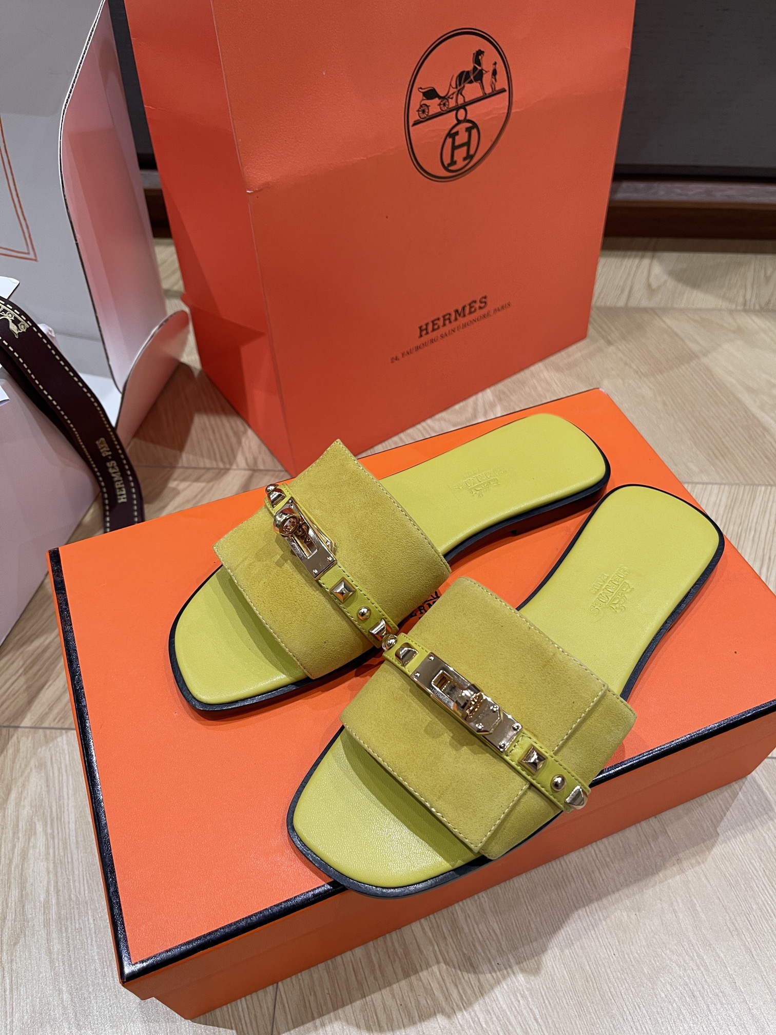 HERMES 00329