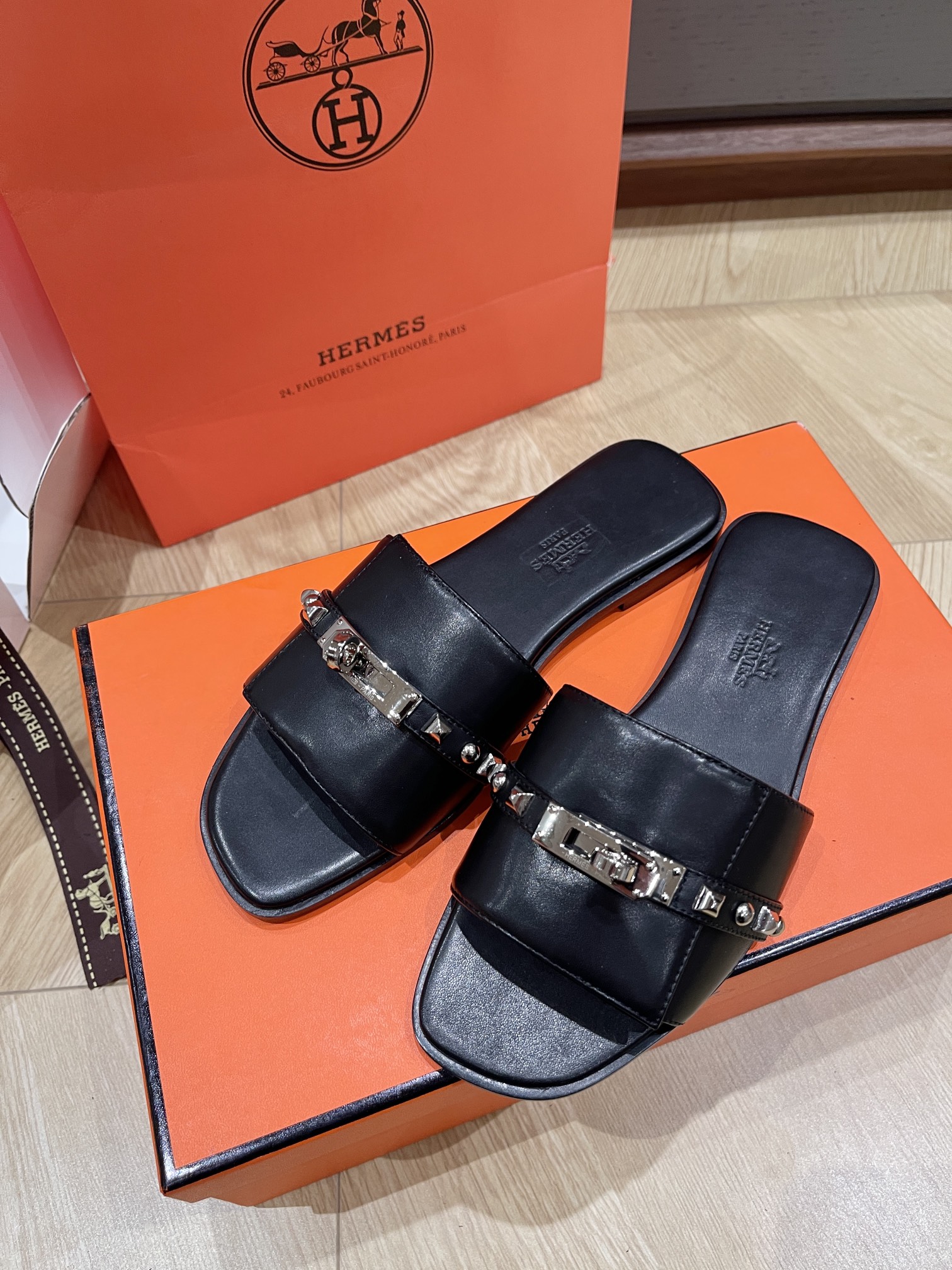 HERMES 00379