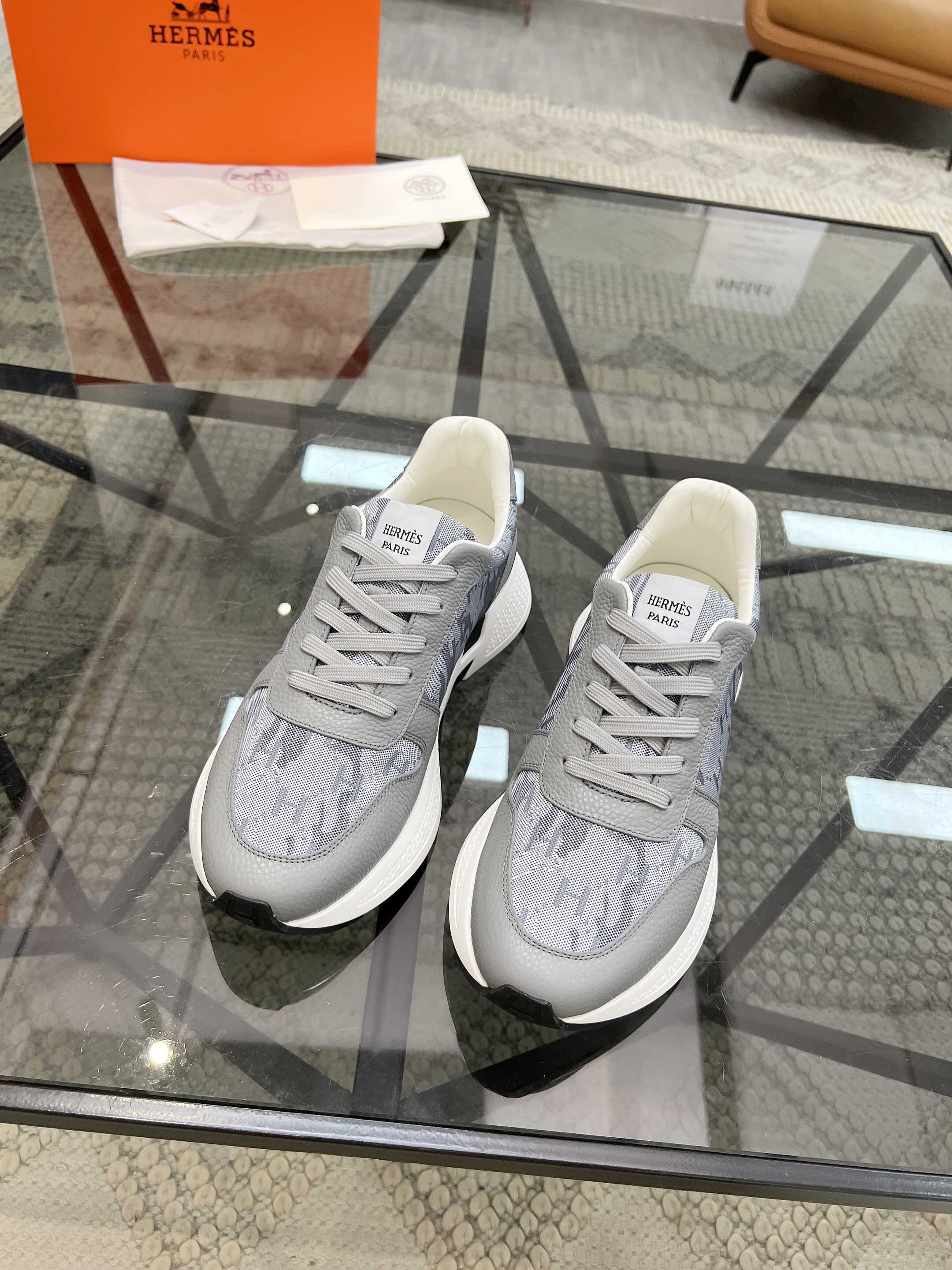 HERMES 00679