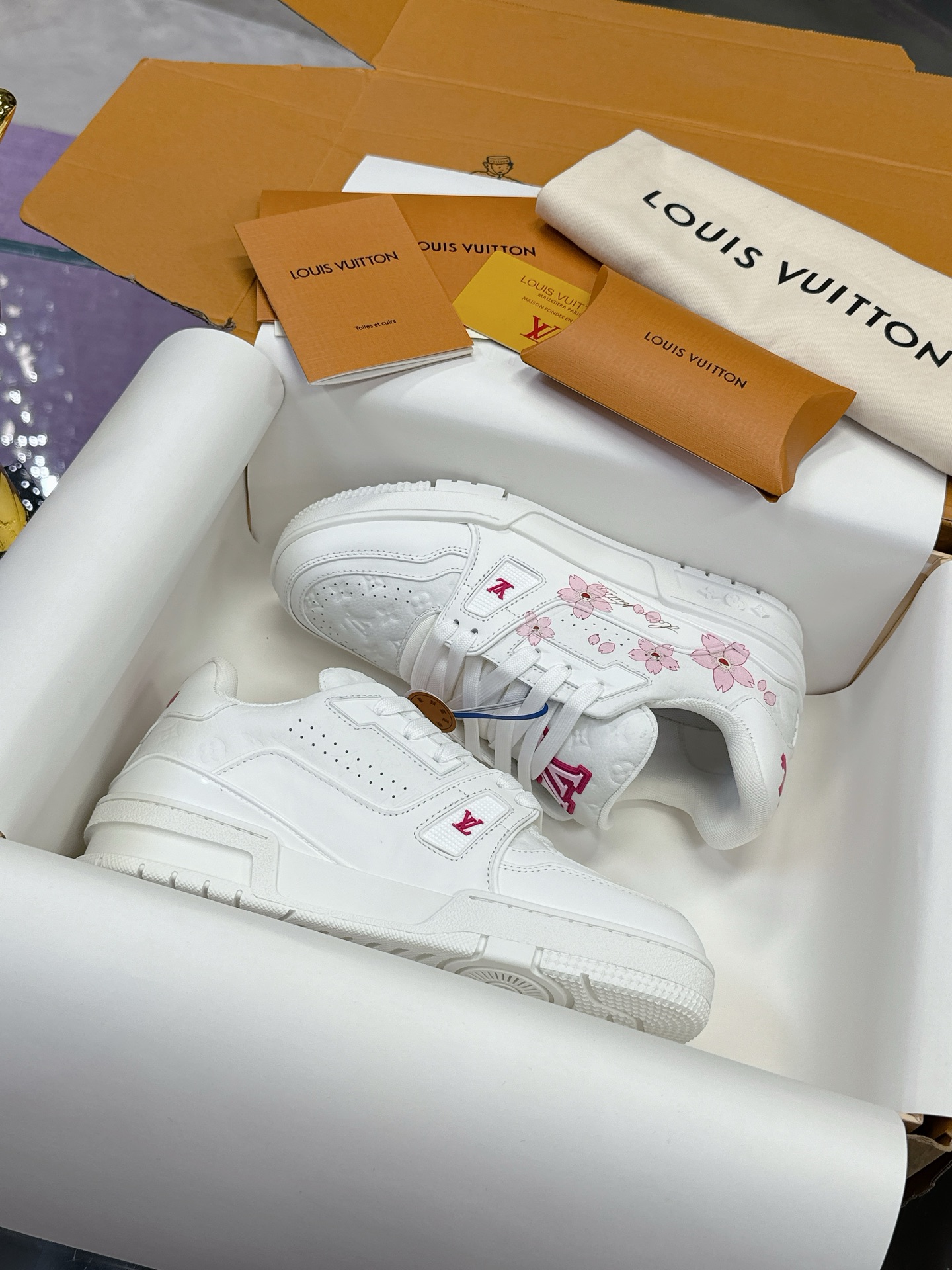 LV 000410