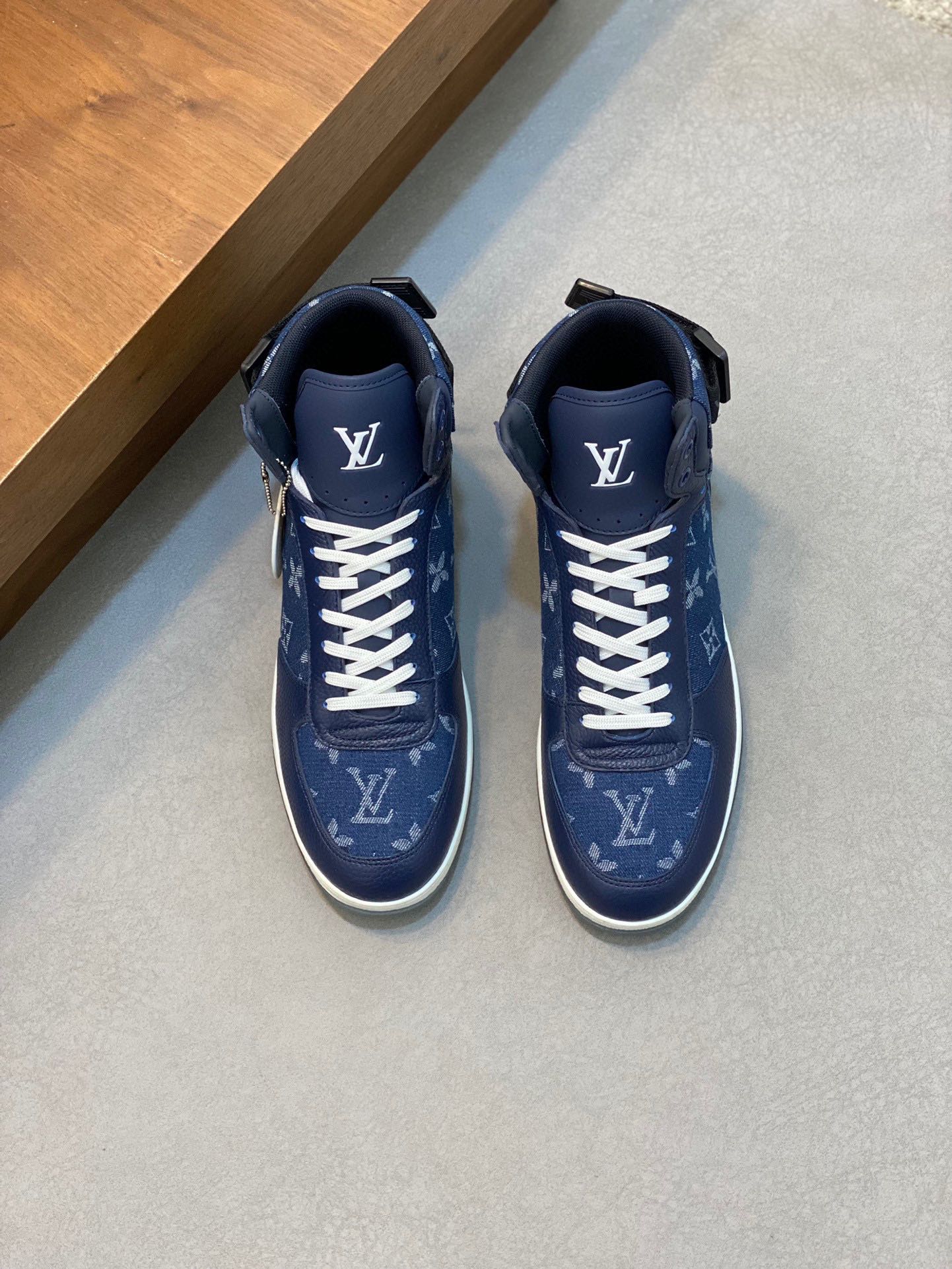LV 00049