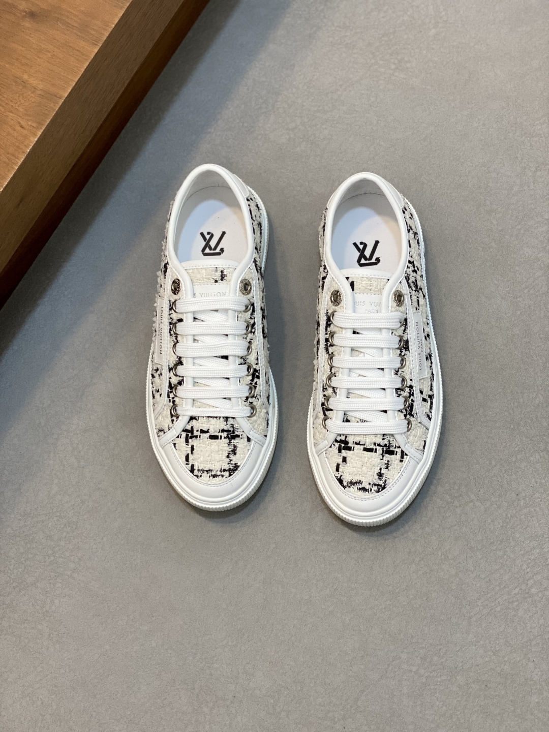 LV 00229