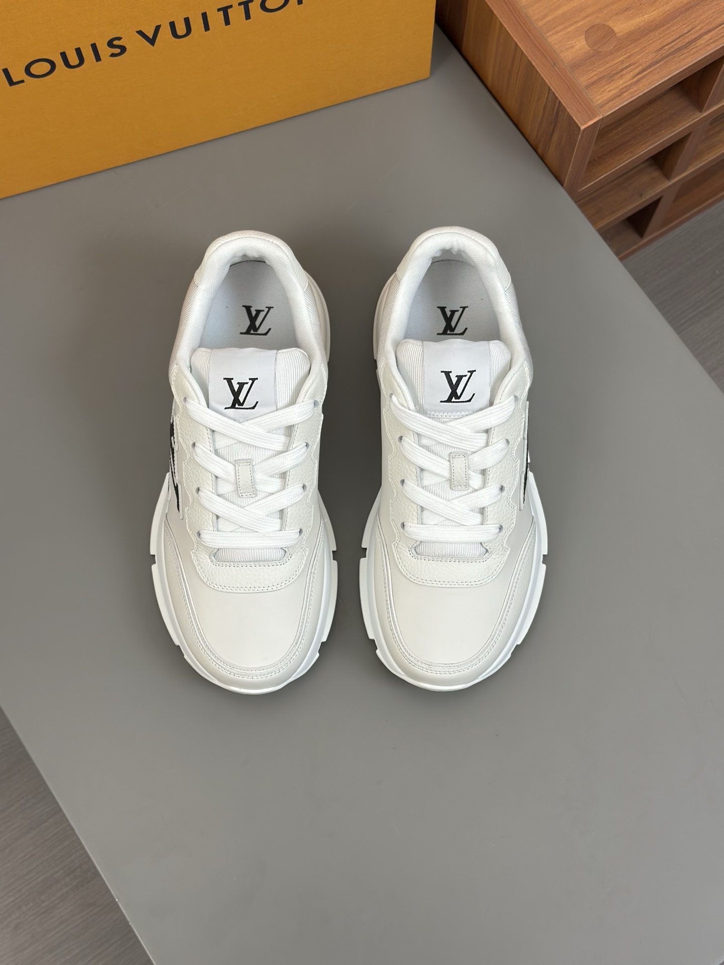 LV 00329