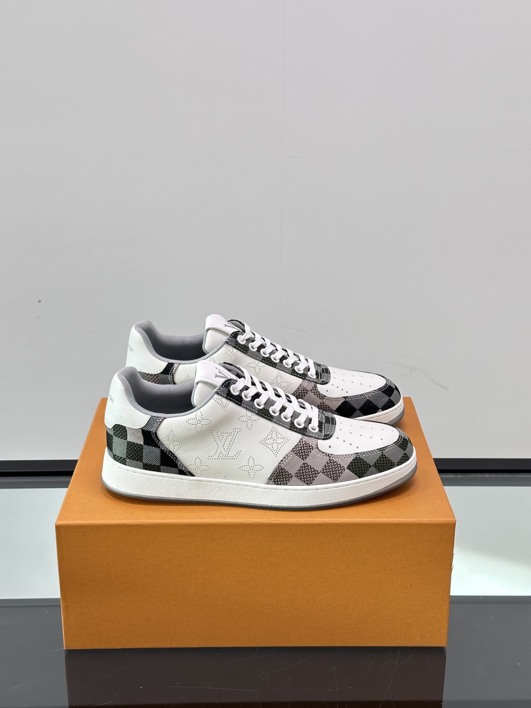 LV  00329