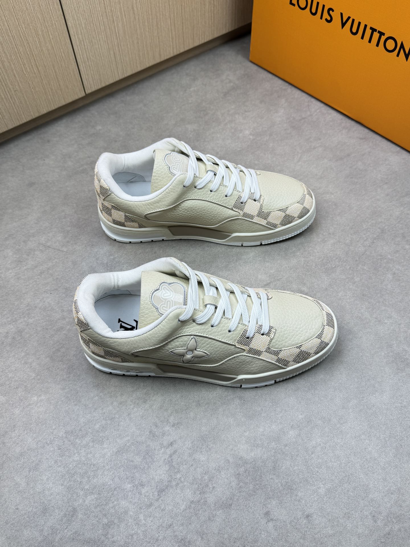 LV 00349