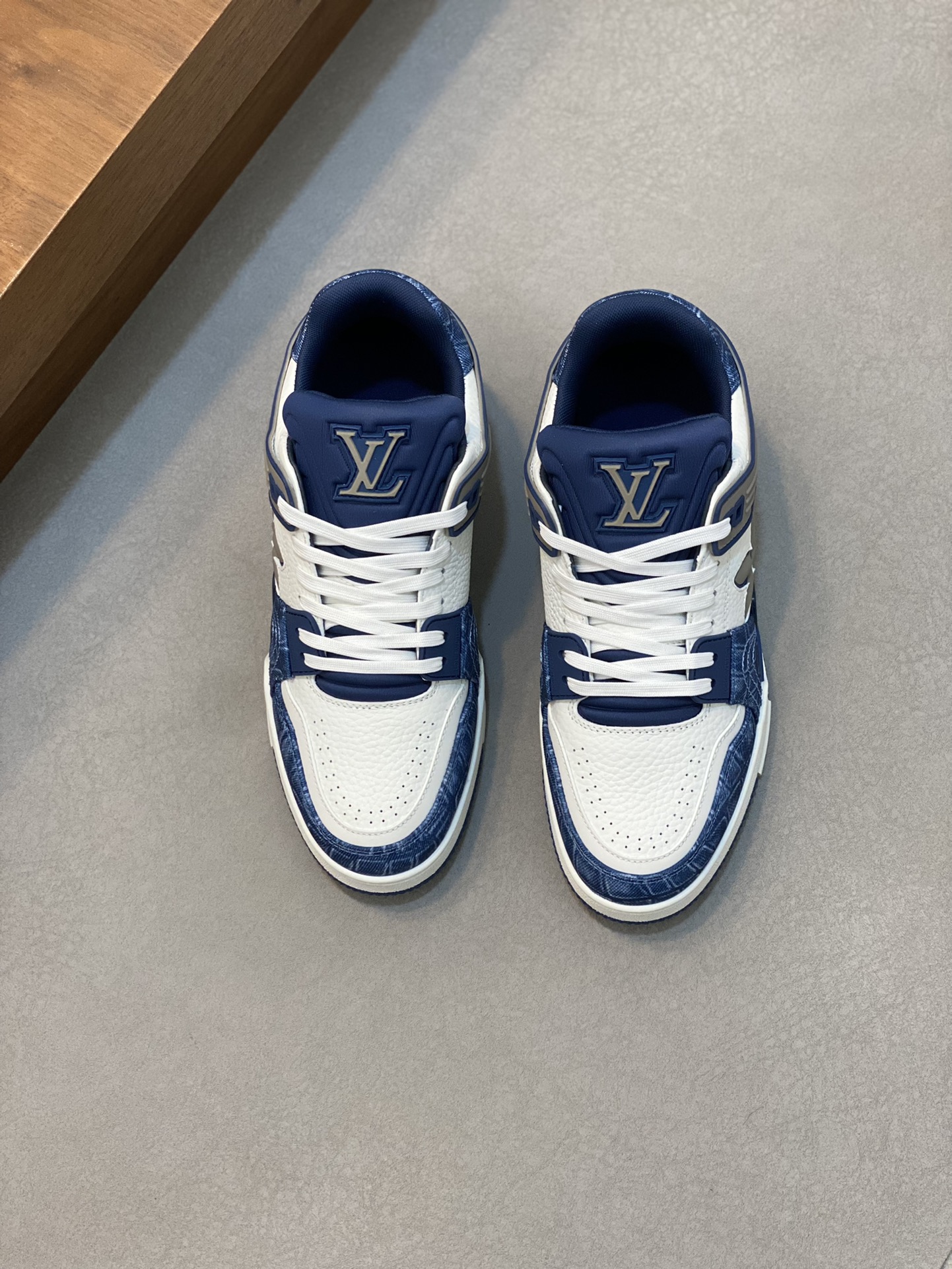 LV 00489