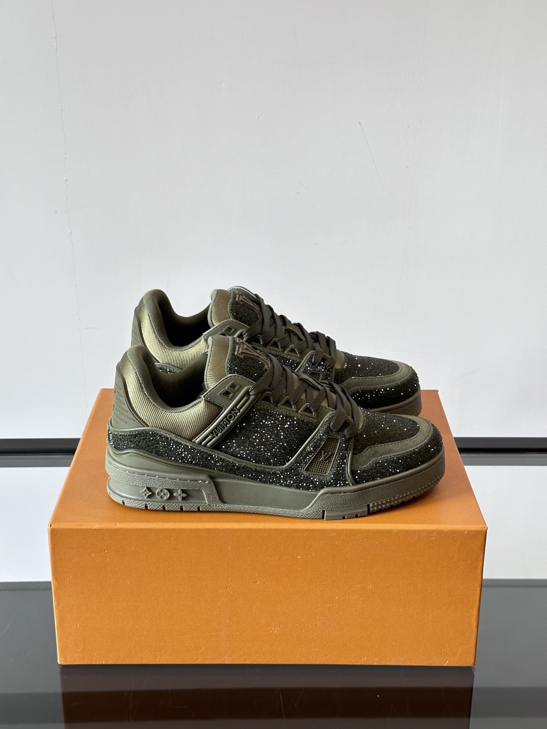 LV 00689