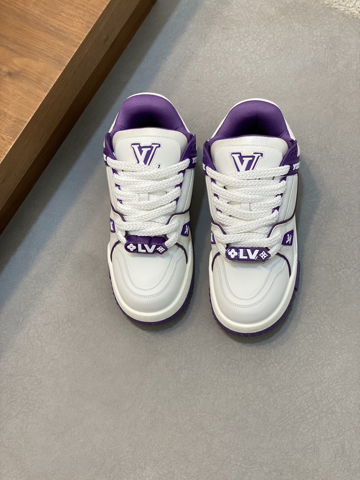 LV 00749