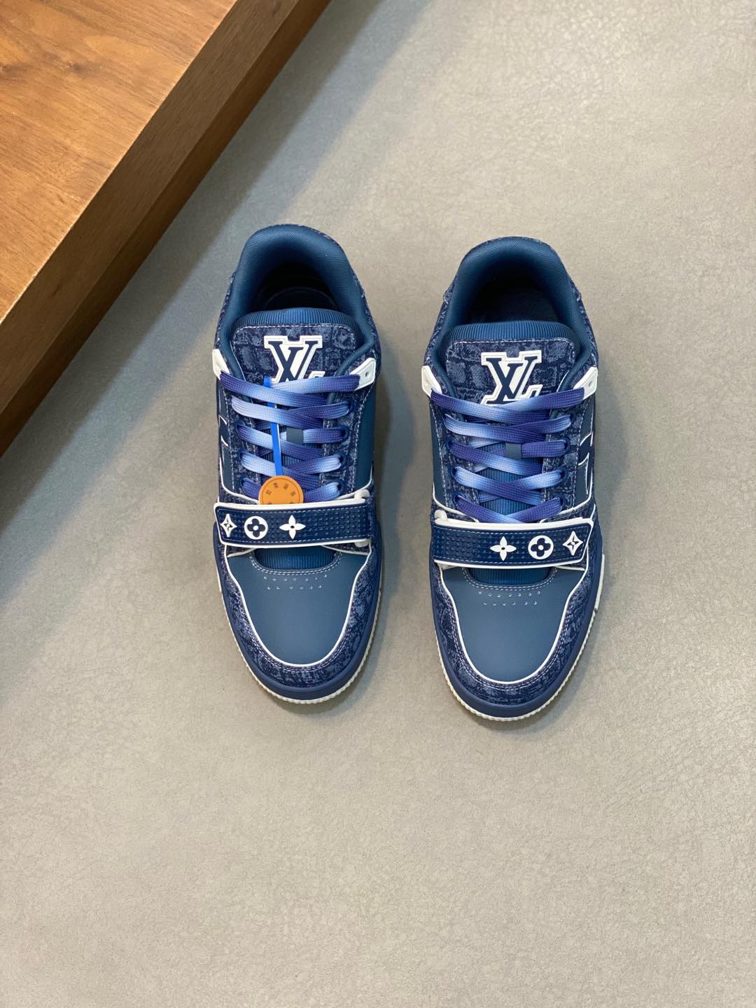 LV 00989