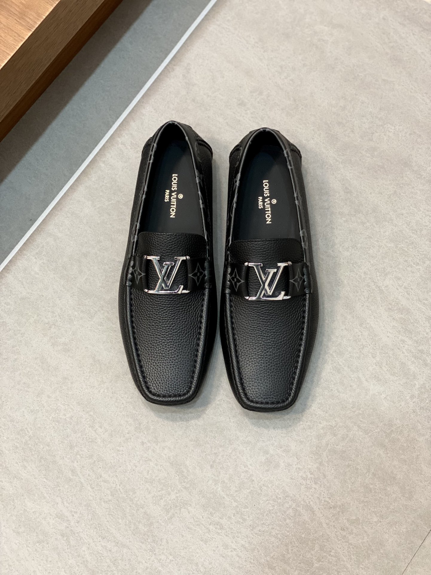 LV 00989