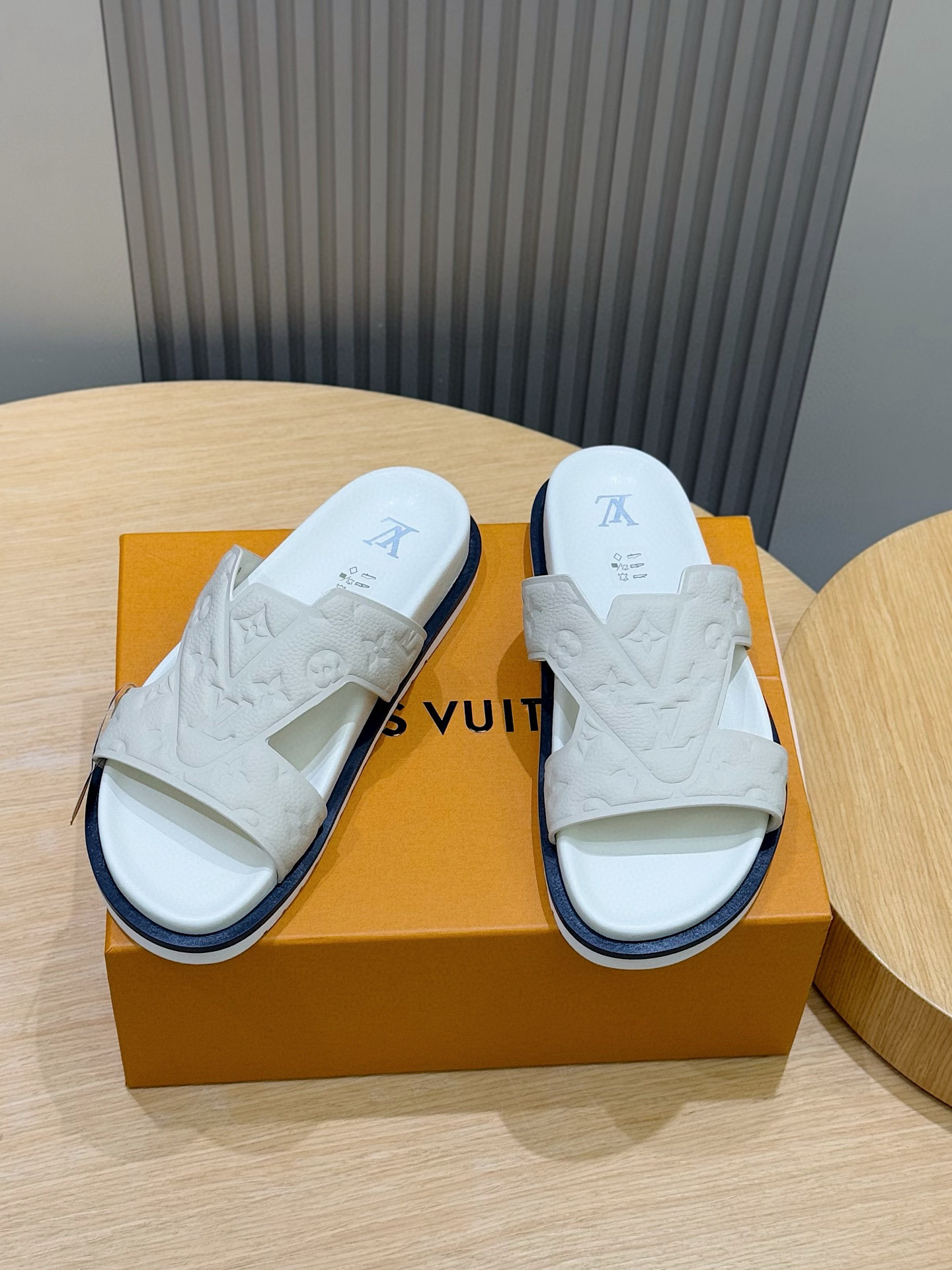 LV 01046