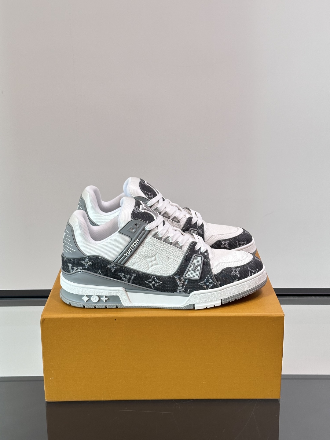 LV 01049