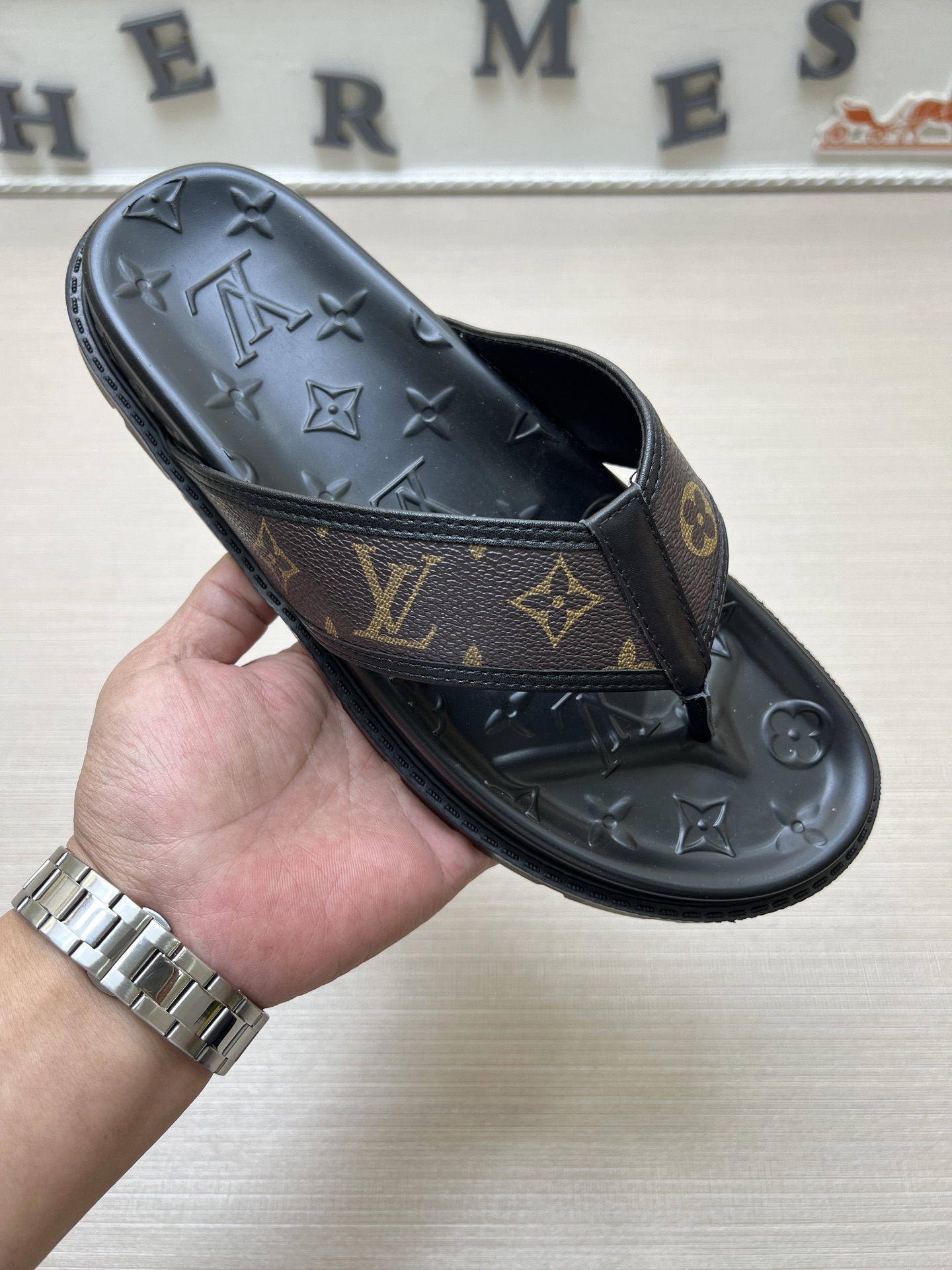 LV 01049