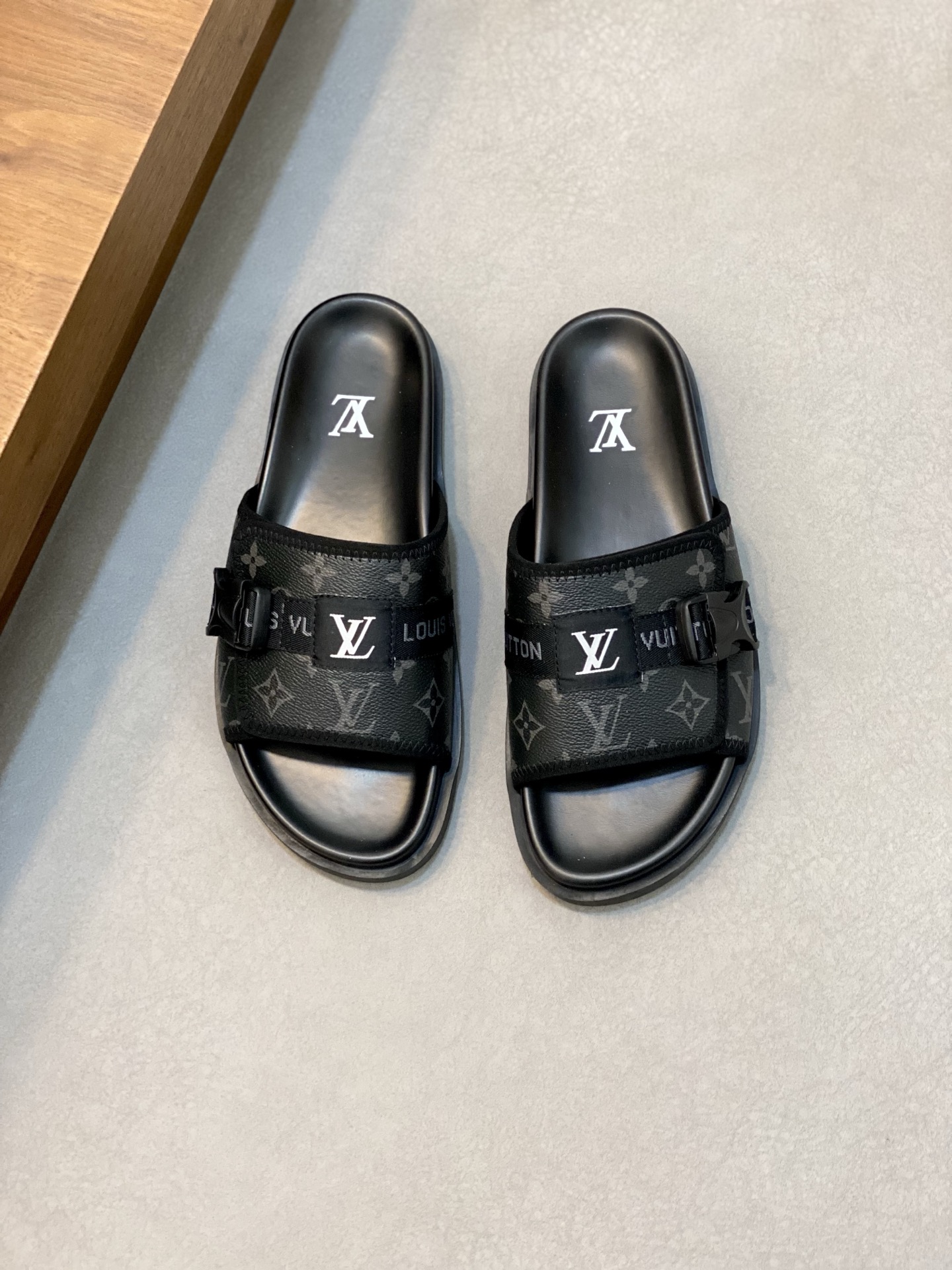 LV 01476