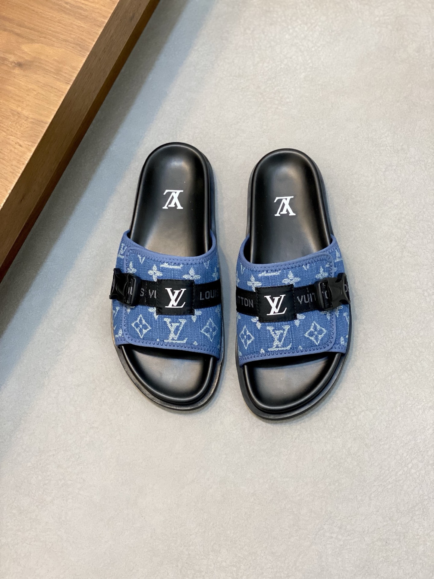 LV 01499