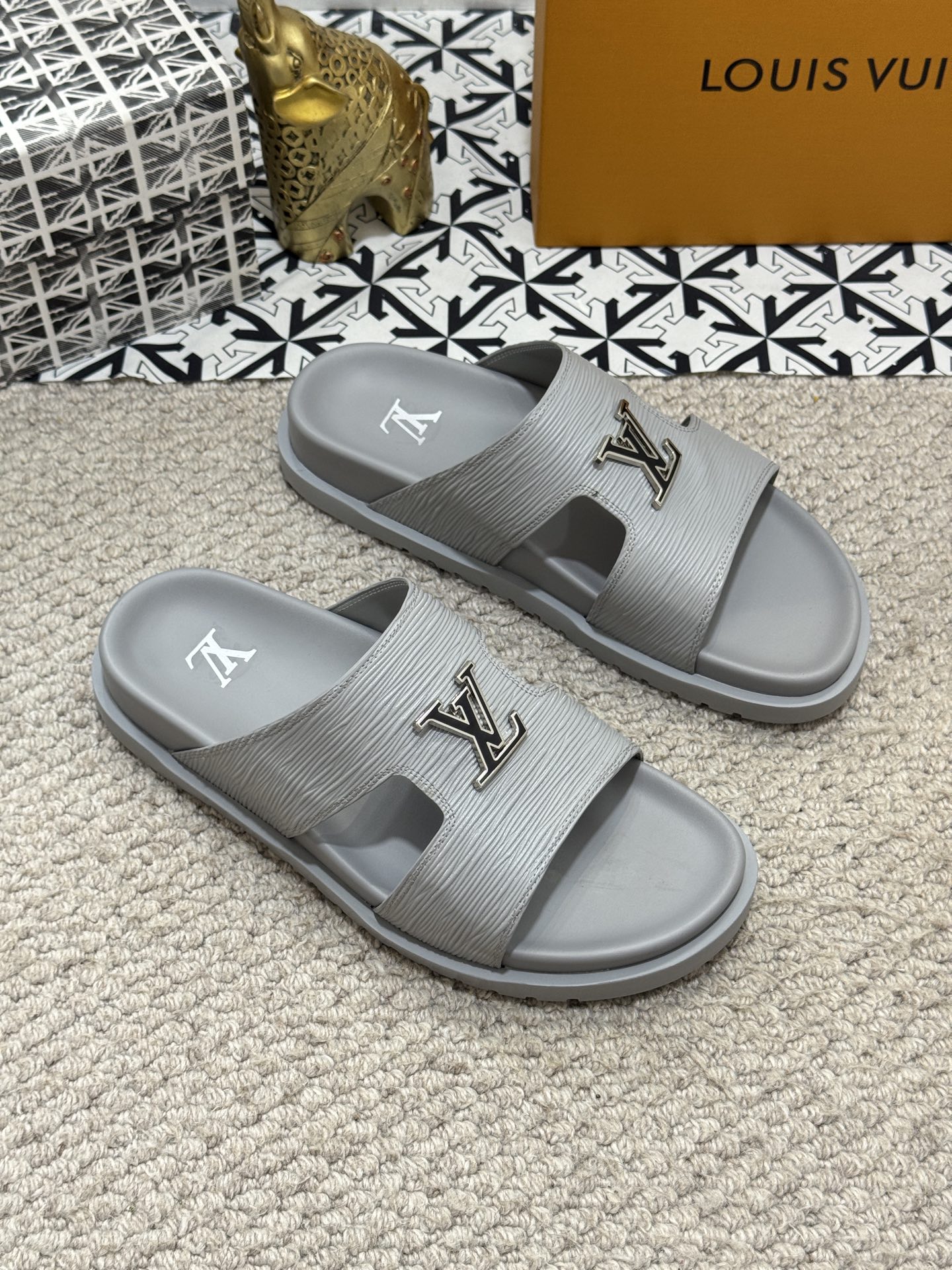 LV 01599