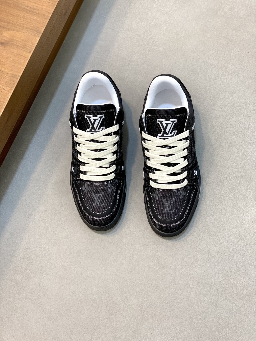 LV 01679