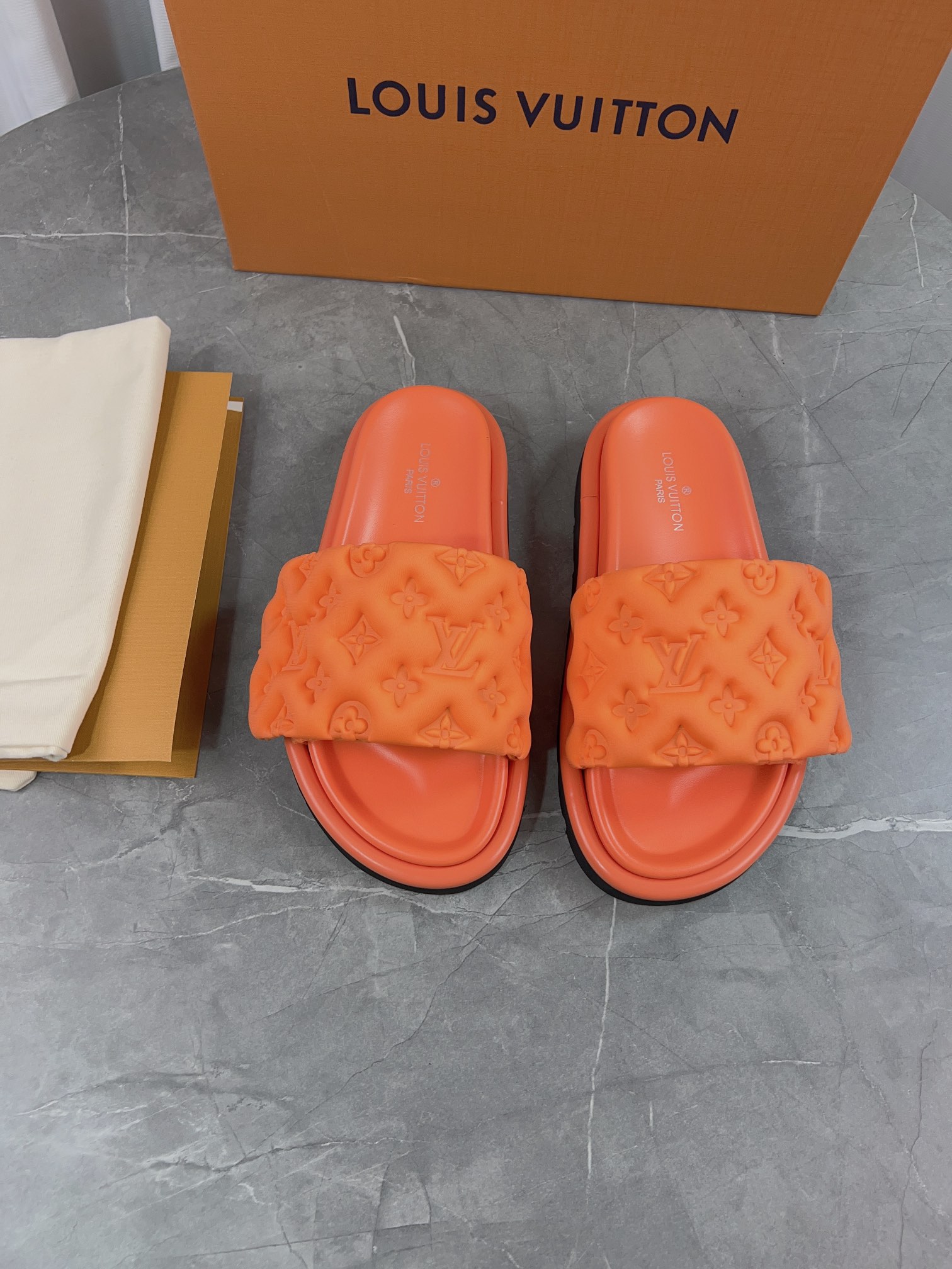 LV 01749