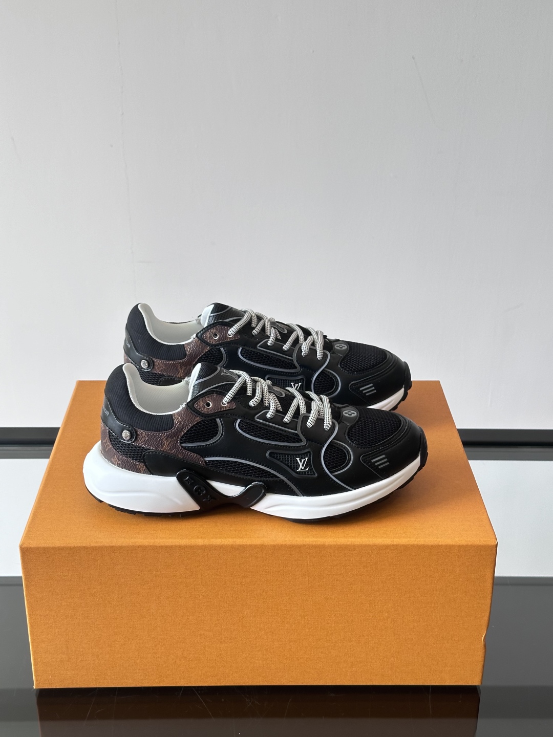 LV  01779