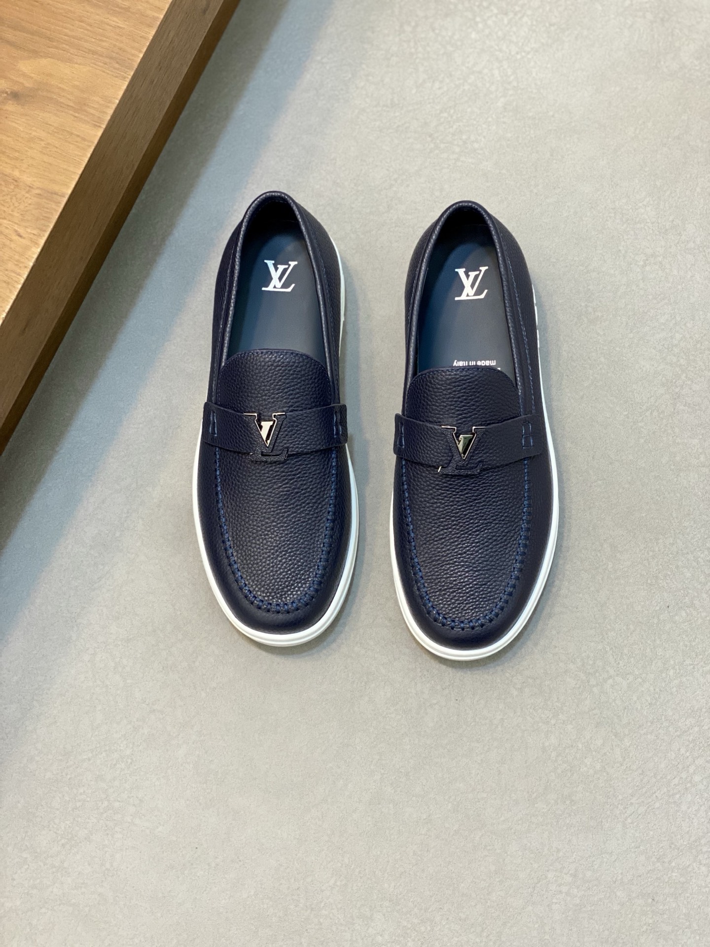 LV 01799