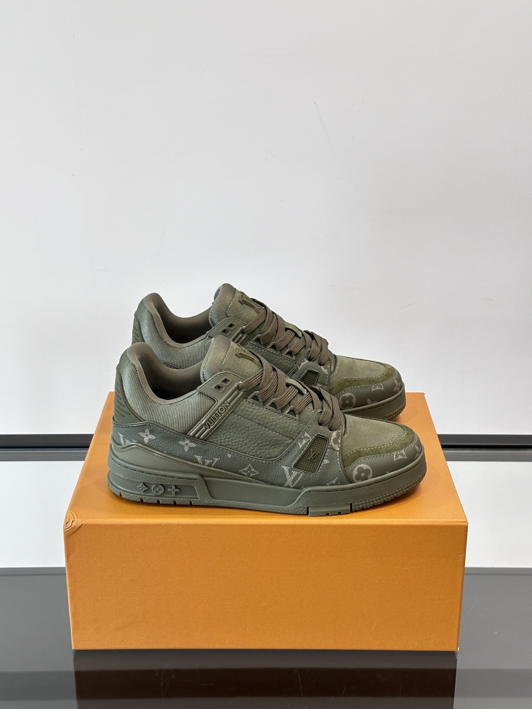 LV  01799