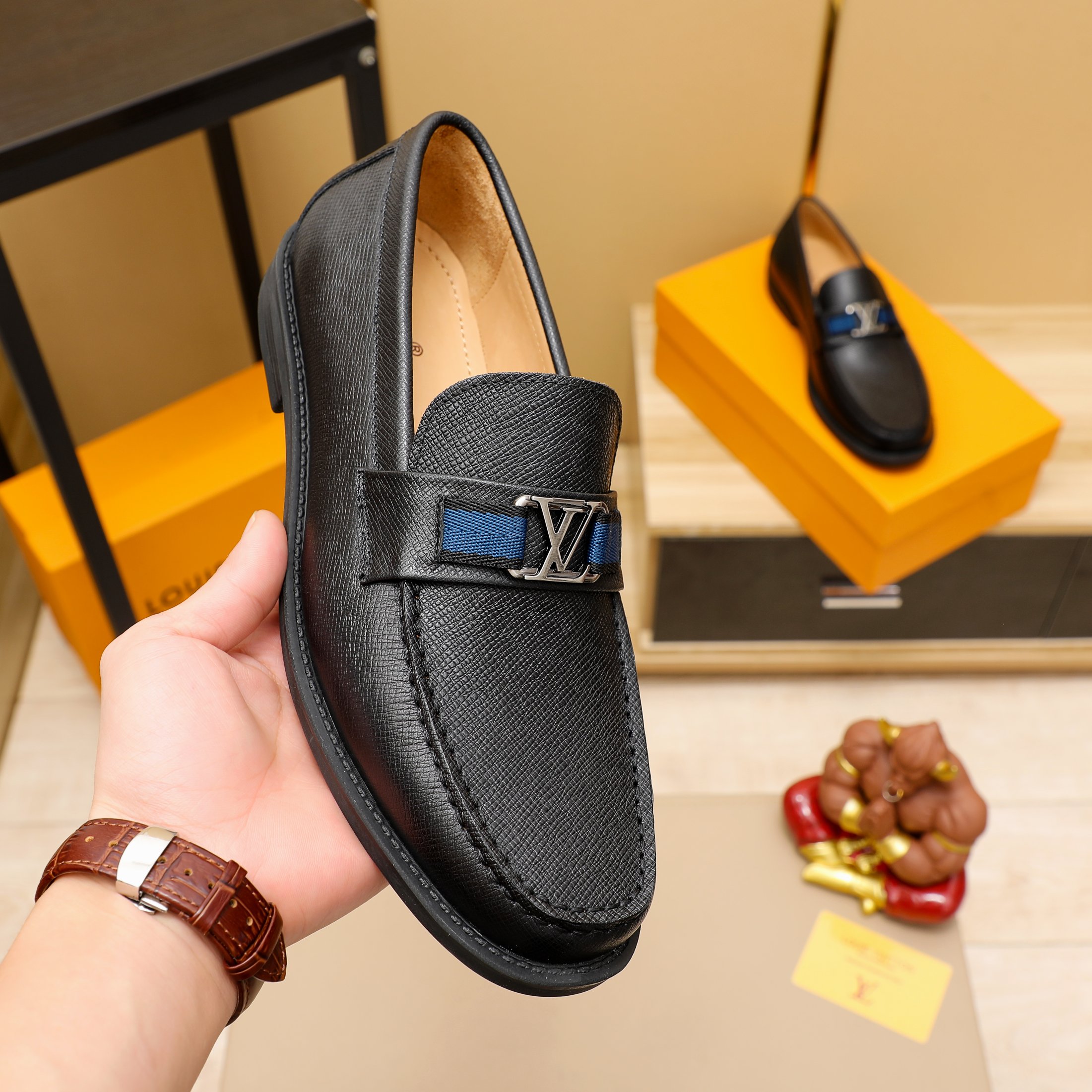 LV 01879