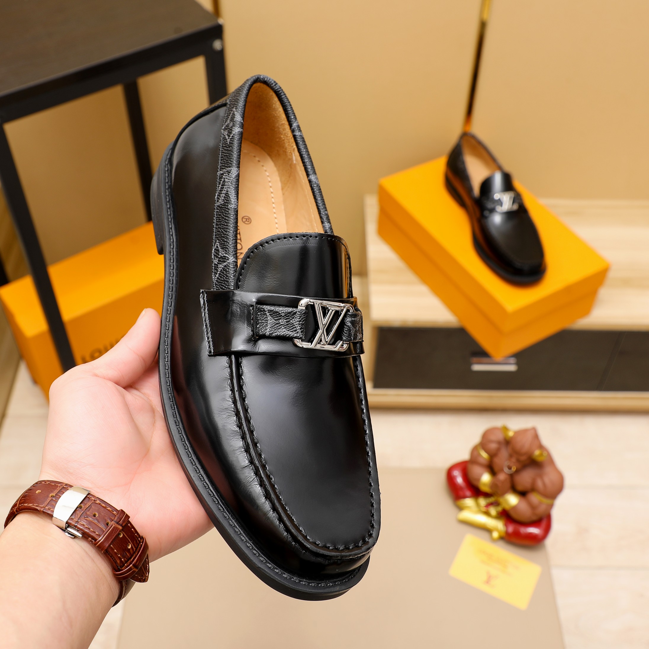 LV 01899