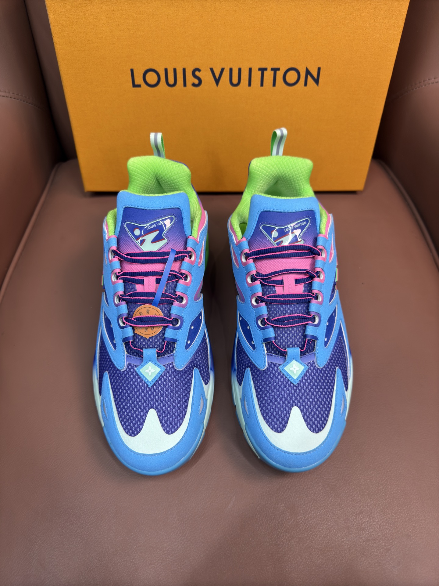 LV  01979