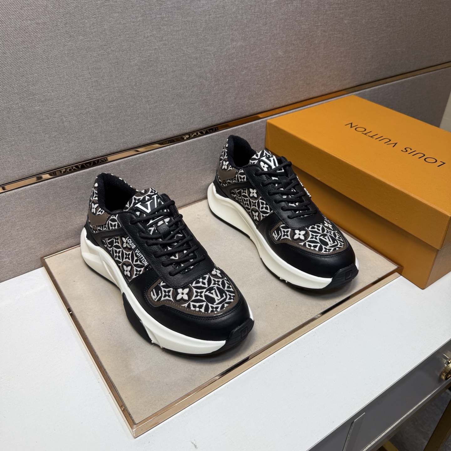 LV 02489