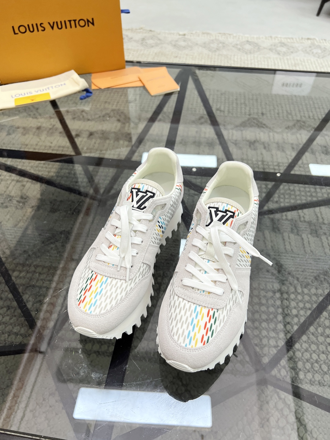 LV  02569