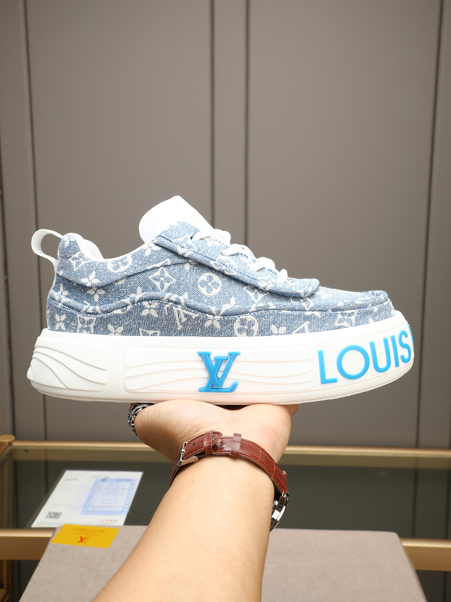 LV 02589