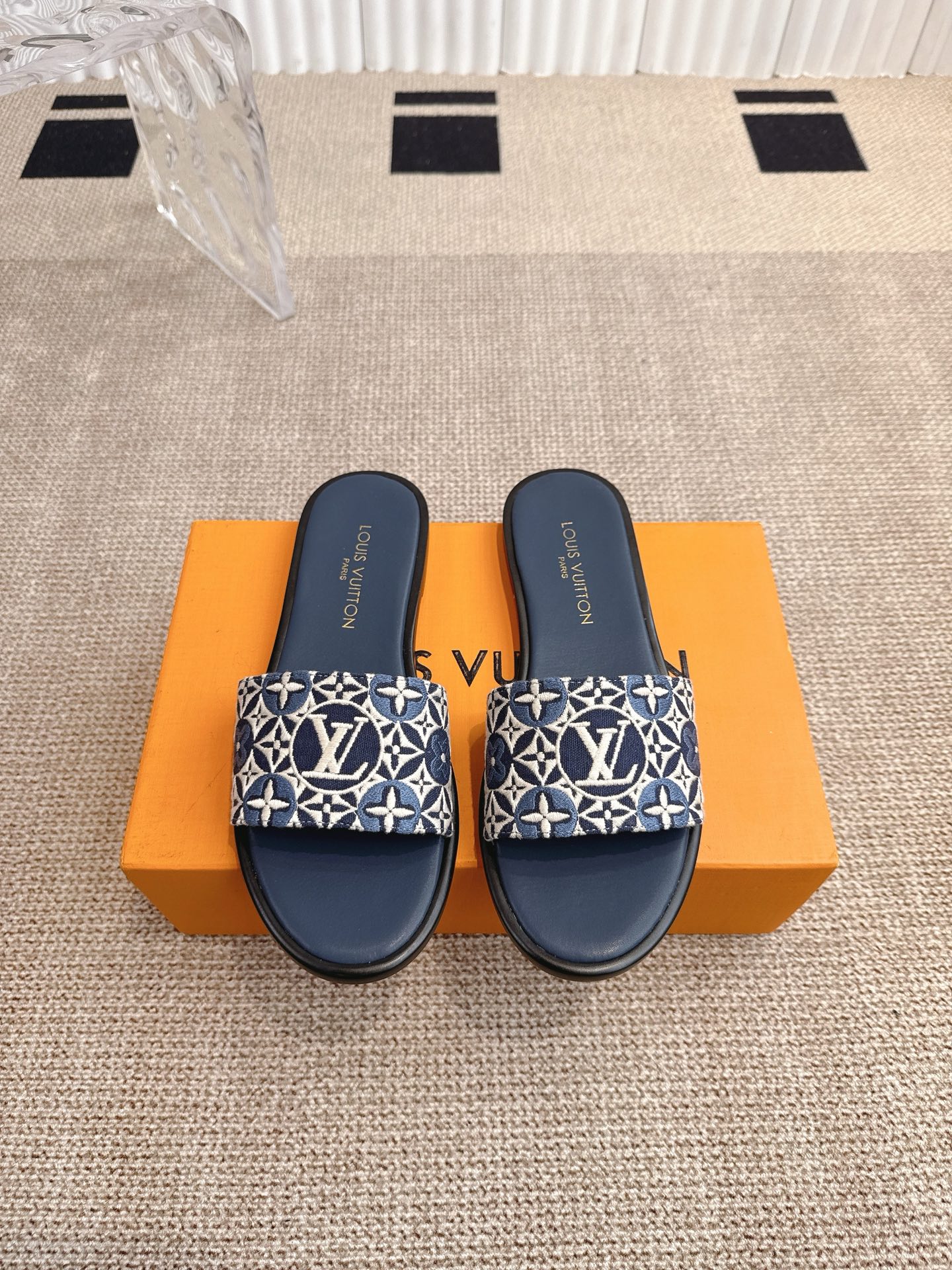 LV  03669